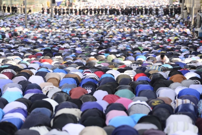 Bayram namazında OHAL manzarası 14