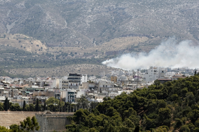 Atina'yı krizden sonra alevler sardı 1