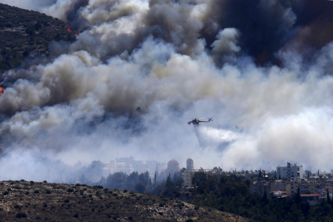 Atina'yı krizden sonra alevler sardı 3