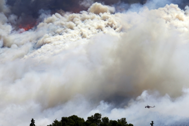 Atina'yı krizden sonra alevler sardı 5