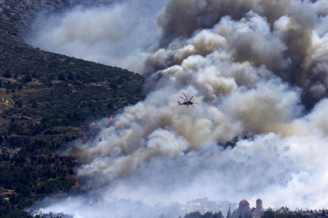 Atina'yı krizden sonra alevler sardı 6