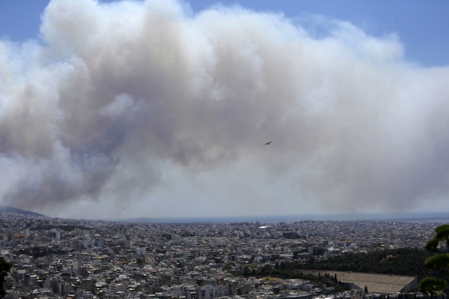 Atina'yı krizden sonra alevler sardı 9