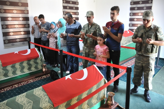 Nöbet kulübesinde ağlatan bayramlaşma 27