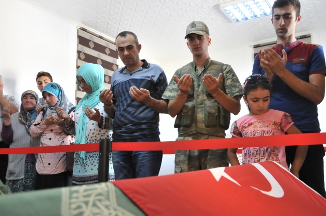 Nöbet kulübesinde ağlatan bayramlaşma 28