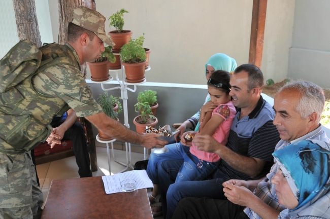 Nöbet kulübesinde ağlatan bayramlaşma 2