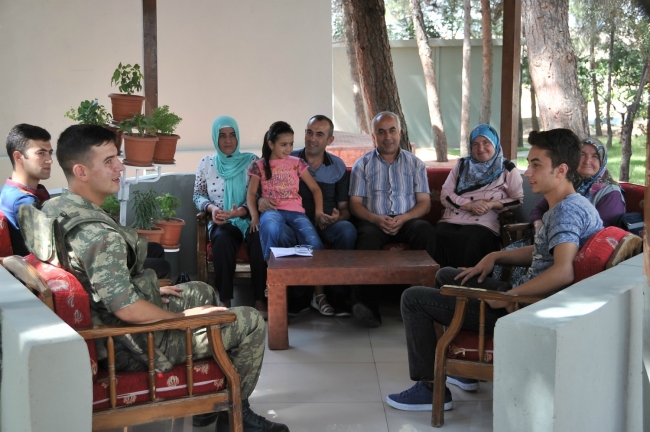 Nöbet kulübesinde ağlatan bayramlaşma 3