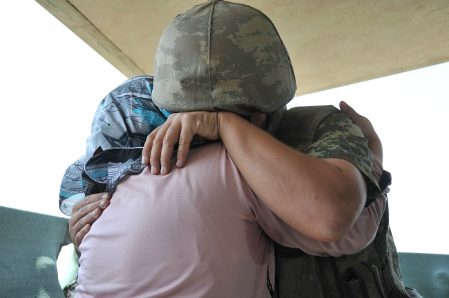 Nöbet kulübesinde ağlatan bayramlaşma 8