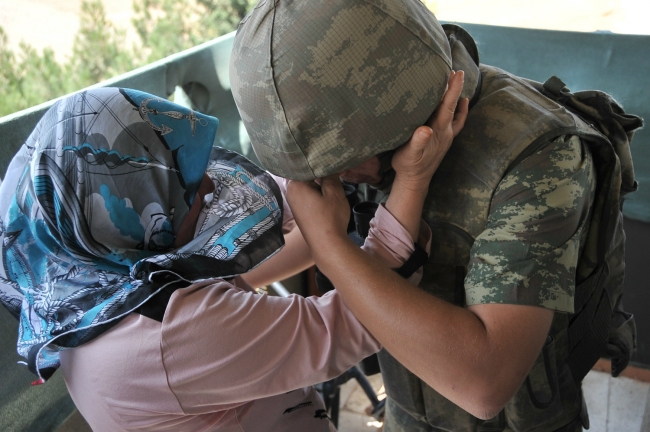 Nöbet kulübesinde ağlatan bayramlaşma 9