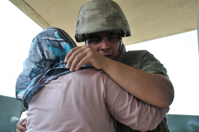 Nöbet kulübesinde ağlatan bayramlaşma 10