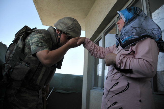 Nöbet kulübesinde ağlatan bayramlaşma 11