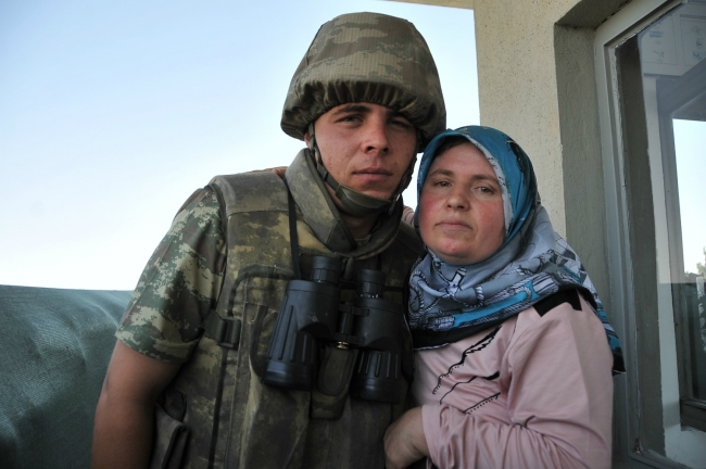 Nöbet kulübesinde ağlatan bayramlaşma 12