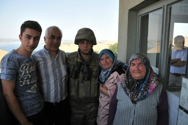 Nöbet kulübesinde ağlatan bayramlaşma 13