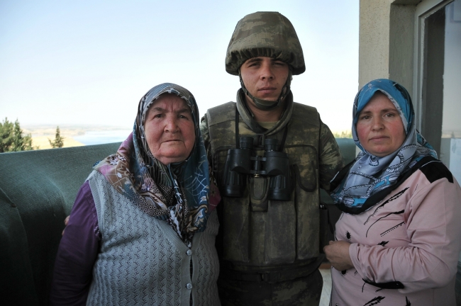 Nöbet kulübesinde ağlatan bayramlaşma 23