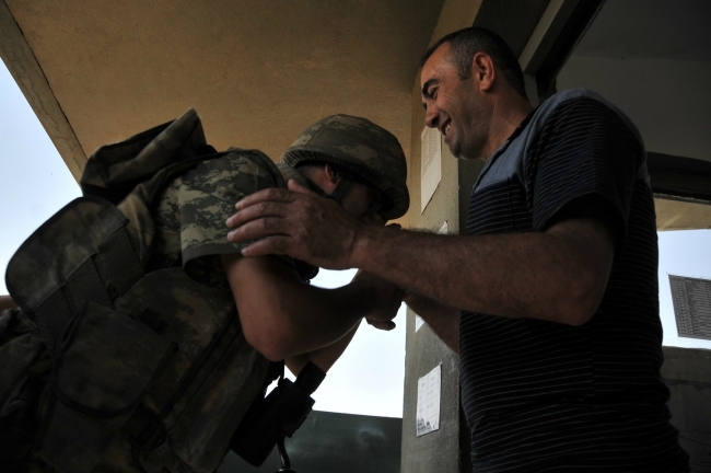 Nöbet kulübesinde ağlatan bayramlaşma 14