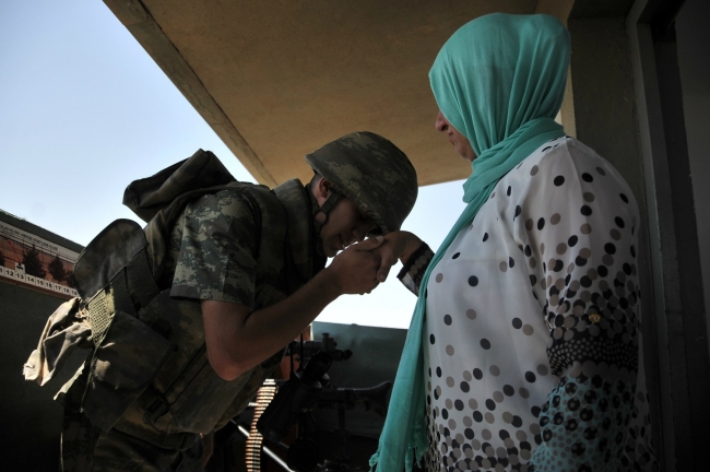 Nöbet kulübesinde ağlatan bayramlaşma 15