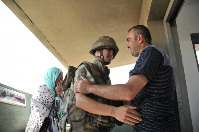 Nöbet kulübesinde ağlatan bayramlaşma 16