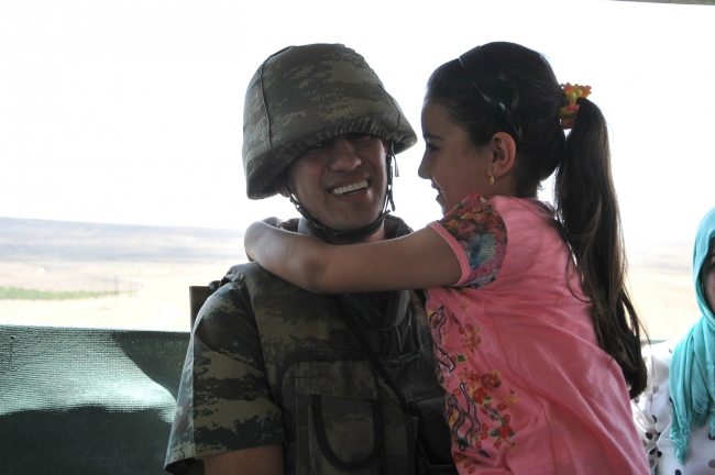 Nöbet kulübesinde ağlatan bayramlaşma 17