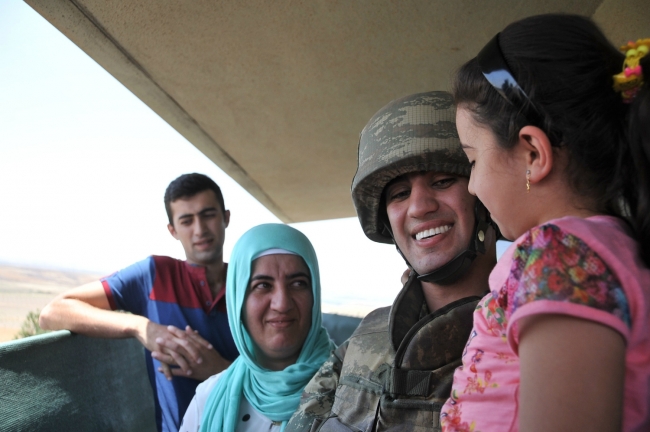 Nöbet kulübesinde ağlatan bayramlaşma 18