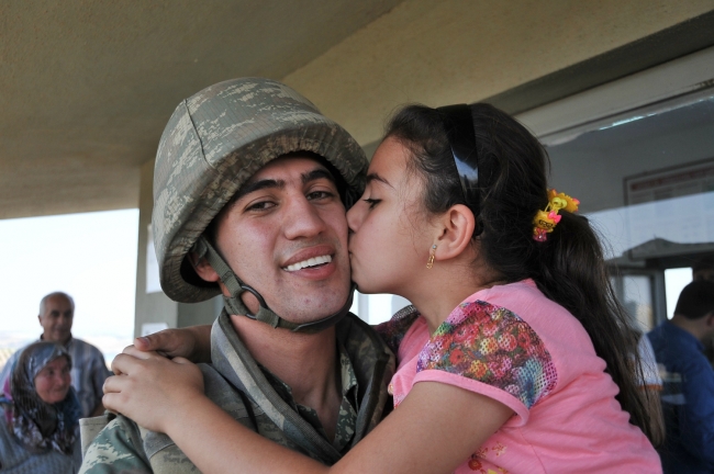 Nöbet kulübesinde ağlatan bayramlaşma 19