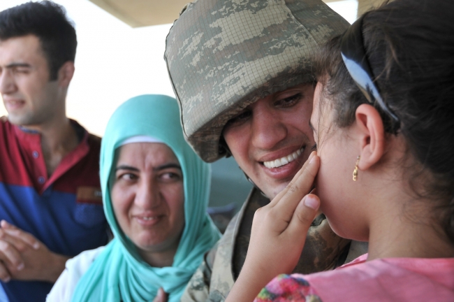 Nöbet kulübesinde ağlatan bayramlaşma 21