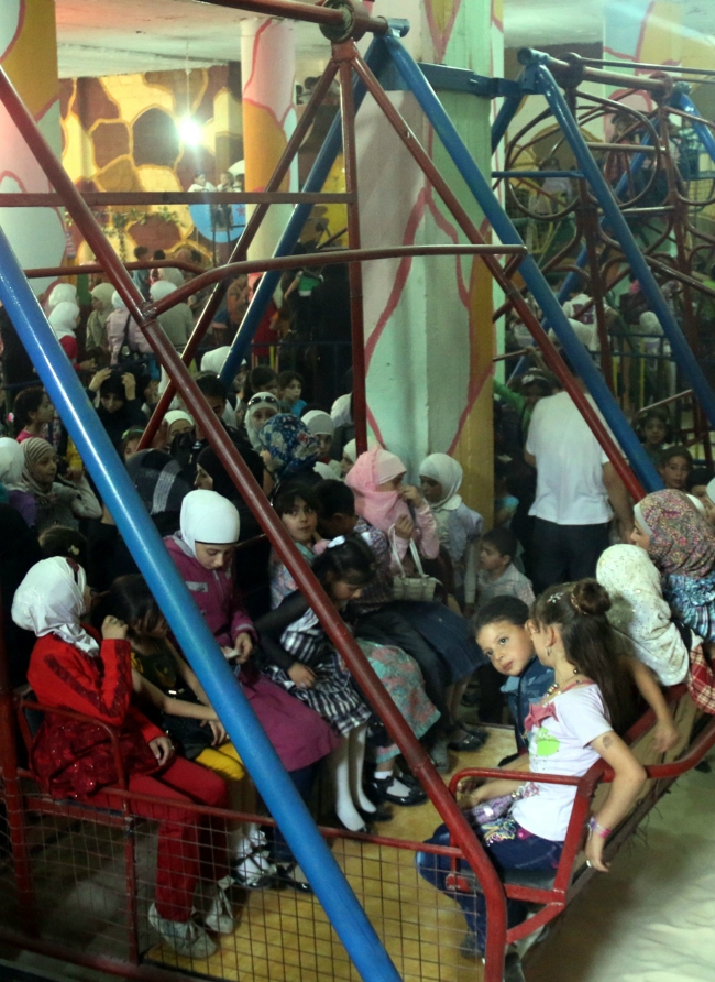 Günün kareleri: Suriye'de yer altında çocuk parkı! 1