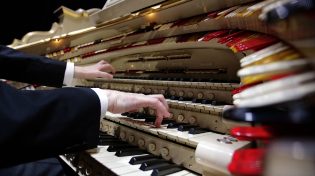 Günün kareleri: Kremlin'le caminin arasında dolunay 7