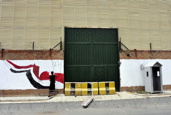 Büyükelçiliğin duvarlarına "savaş"ı çizdiler 1