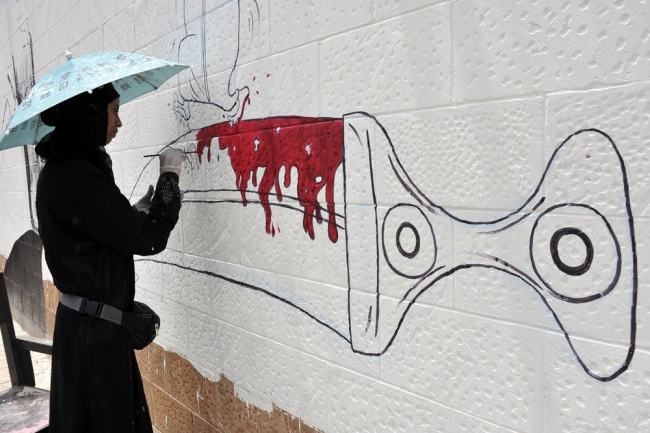 Büyükelçiliğin duvarlarına "savaş"ı çizdiler 2