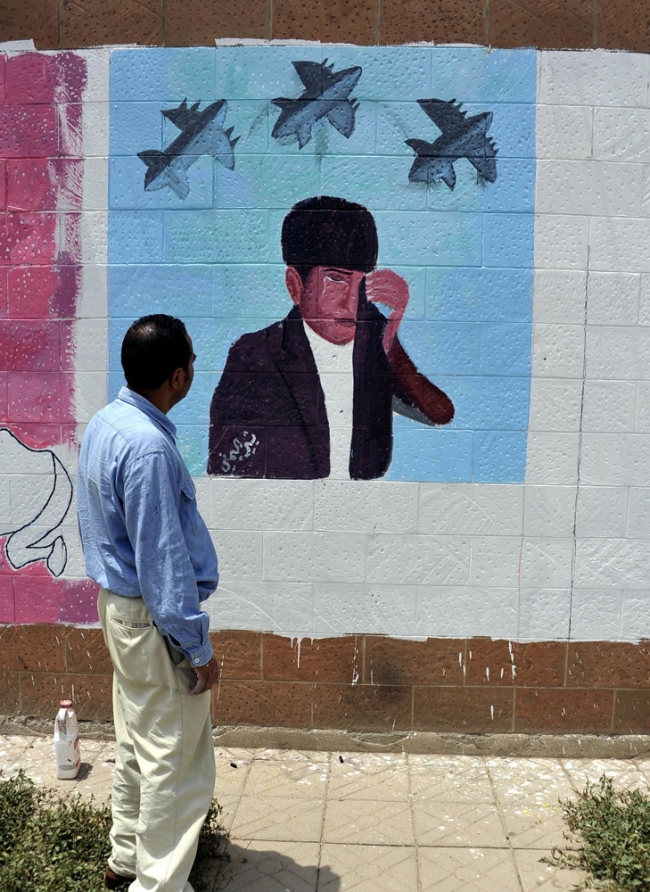 Büyükelçiliğin duvarlarına "savaş"ı çizdiler 3