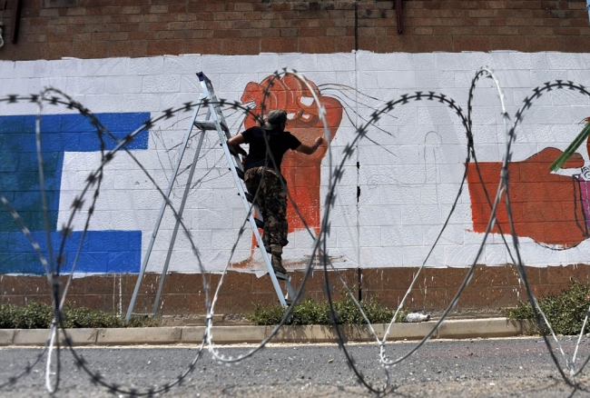 Büyükelçiliğin duvarlarına "savaş"ı çizdiler 4