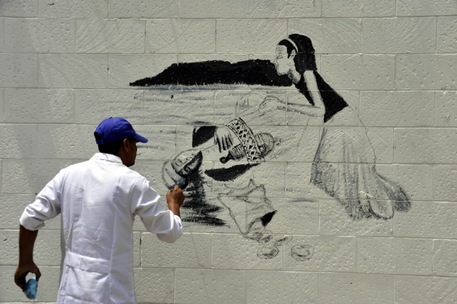 Büyükelçiliğin duvarlarına "savaş"ı çizdiler 6