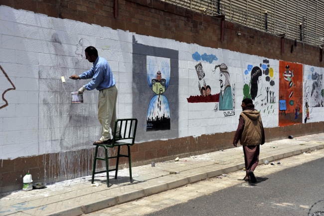 Büyükelçiliğin duvarlarına "savaş"ı çizdiler 7