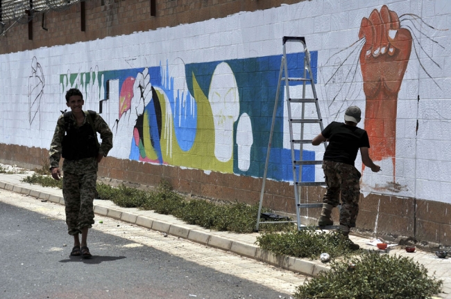 Büyükelçiliğin duvarlarına "savaş"ı çizdiler 8