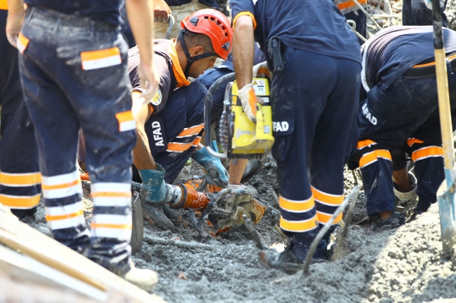 İzmir'deki kazada 3 işçinin cesedine ulaşıldı 10