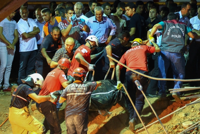 İzmir'deki kazada 3 işçinin cesedine ulaşıldı 11