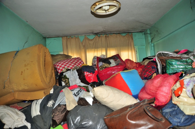 Bursa'da bir evden 10 kamyon çöp çıktı 11