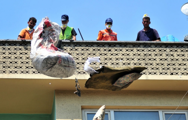 Bursa'da bir evden 10 kamyon çöp çıktı 1