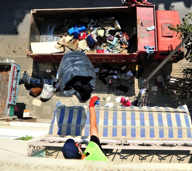 Bursa'da bir evden 10 kamyon çöp çıktı 4