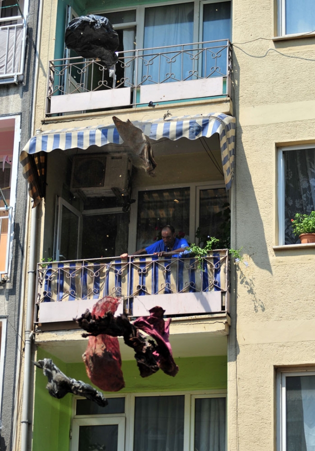 Bursa'da bir evden 10 kamyon çöp çıktı 5