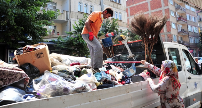 Bursa'da bir evden 10 kamyon çöp çıktı 7