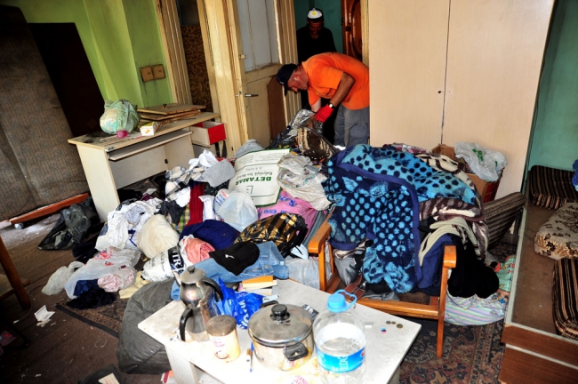 Bursa'da bir evden 10 kamyon çöp çıktı 8