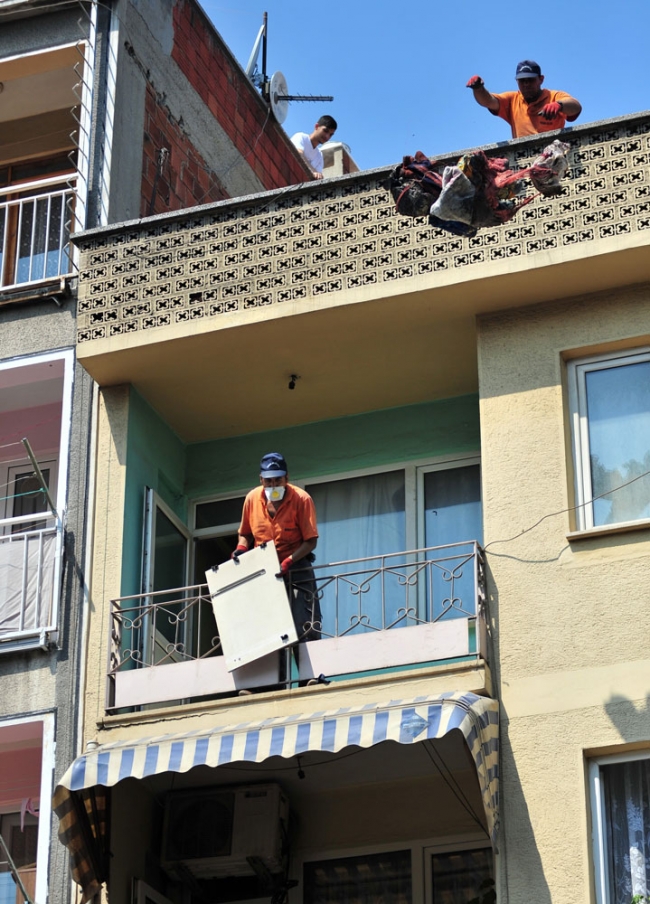 Bursa'da bir evden 10 kamyon çöp çıktı 10