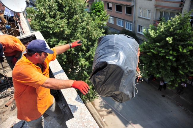Bursa'da bir evden 10 kamyon çöp çıktı 12