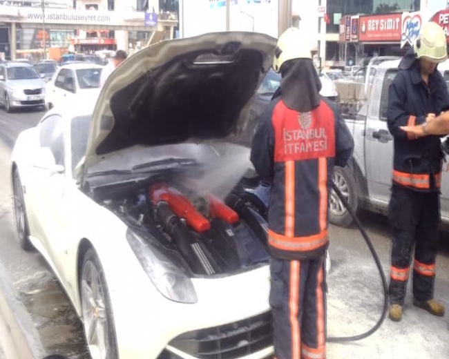 E-5'te Ferrari yandı,
 trafik felç oldu 4