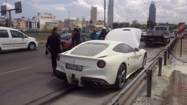 E-5'te Ferrari yandı,
 trafik felç oldu 1
