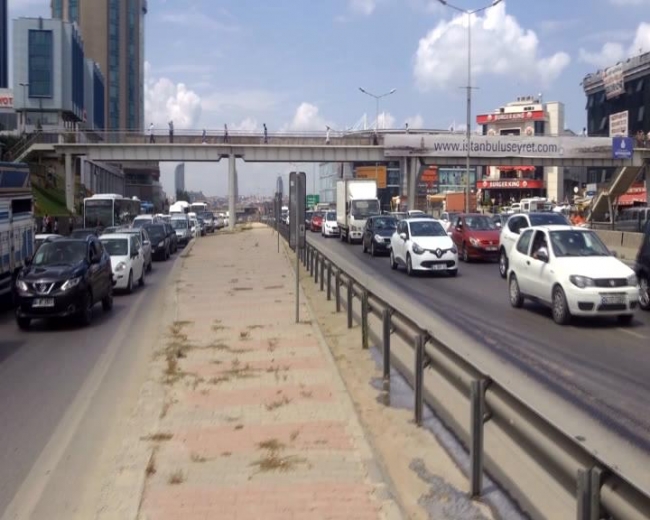 E-5'te Ferrari yandı,
 trafik felç oldu 2