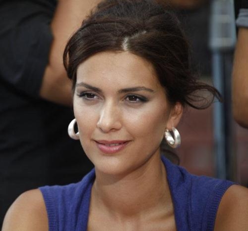 Bergüzar Korel dizi setlerini bırakıyor 4