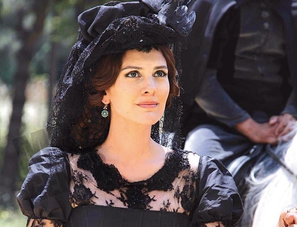 Bergüzar Korel dizi setlerini bırakıyor 7