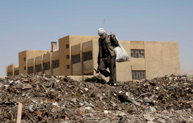 Bir lokma ekmek için cesetlerin arasında... 14