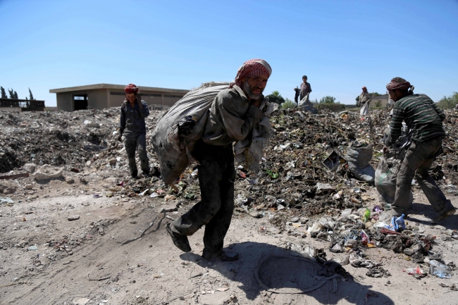 Bir lokma ekmek için cesetlerin arasında... 15